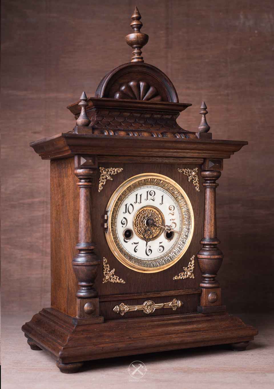 Старинный часы 19 века после реставрации.